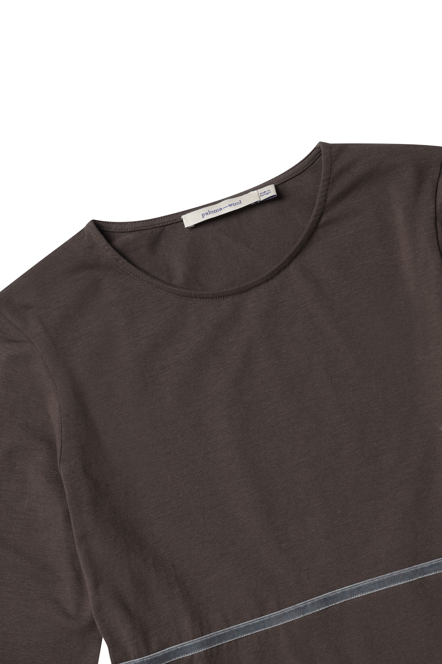 (팔로마 울) no 2239 / 밤부 - TW4301326 브라운 티셔츠는 부드러운 오가닉 코튼 소재의 긴 소매 티셔츠입니다. 봄, 가을에 어울리는 레귤러핏으로, 라운드넥 디자인과 얇은 두께로 제작되었습니다. 가슴과 소매 부분에 벨벳 리본 디테일이 더해져 미니멀하면서도 걸리시한 무드를 연출하며, 데이트룩에 적합합니다. 브라운 컬러의 무지 디자인으로, 미니멀, 클래식 스타일을 선호하는 분들께 추천합니다. 은은한 광택이 도는 벨벳 리본이 포인트로, 세련된 포인트를 더합니다.
