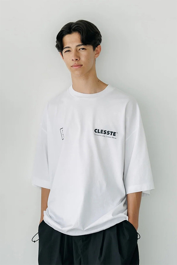 "LOGO PRINT MASSIVE T-SHIRT WITH DRAWSTRINGS A - WHITE"는 남녀 모두 착용 가능한 오버핏 티셔츠입니다. 봄, 여름 시즌에 어울리는 5부 소매 기장의 라운드넥 디자인으로, 캐주얼 및 스트릿 스타일을 연출하기 좋습니다. 밑단 양쪽에 CLESSTE 시그니처 수축 팁 어저스터가 부착되어 사이즈 조절이 가능하며, 화이트 컬러에 로고 패턴으로 포인트를 더했습니다.
