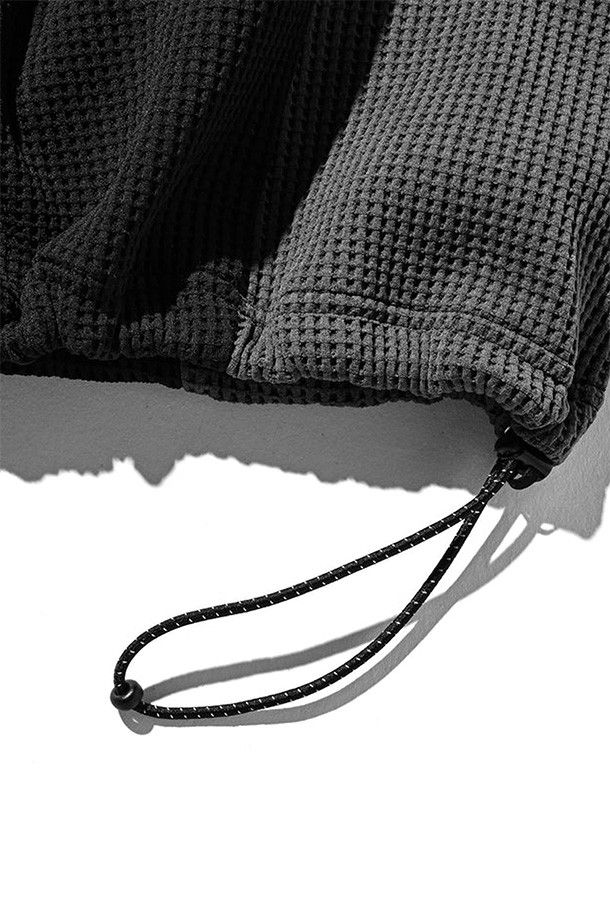 (CLESSTE) 시티 S/S 라이트 써멀 풀오버 - 블랙 X 그레이는 가볍고 편안한 착용감을 선사하는 공용 반소매 티셔츠입니다. 블랙과 그레이 컬러 배색으로 어떤 스타일에도 잘 어울리며, 일상 및 아웃도어 활동 모두에 적합합니다. 신축성이 뛰어나 활동성을 보장하며, 구김 방지 기능으로 관리가 용이합니다. 라운드넥 디자인에 레귤러핏으로 제작되었으며, 드로우스트링 밑단으로 핏 조절이 가능합니다. 폴리에스터 소재로 제작되어 부드러운 촉감을 느낄 수 있으며, 사계절 내내 활용하기 좋습니다.
