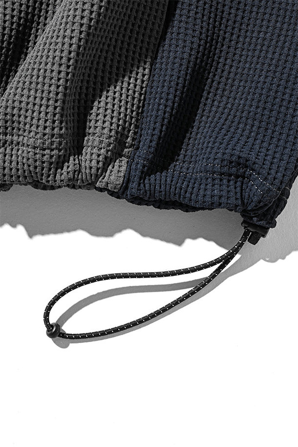 (CLESSTE) 시티 S/S 라이트 써멀 풀오버 - 그레이 & 네이비는 남성용 반소매 상의입니다. 부드러운 촉감의 폴리에스터 소재로 제작되었으며, 봄, 여름 시즌에 적합합니다. 레귤러핏 라운드넥 디자인에, 얇은 두께로 편안한 착용감을 제공합니다. 밑단 드로우스트링으로 핏 조절이 가능하며, 구김이 잘 가지 않는 실용적인 제품입니다. 일상 및 아웃도어 활동, 특히 산책룩이나 캠핑룩에 캐주얼, 스포티, 미니멀 스타일로 활용하기 좋습니다.
