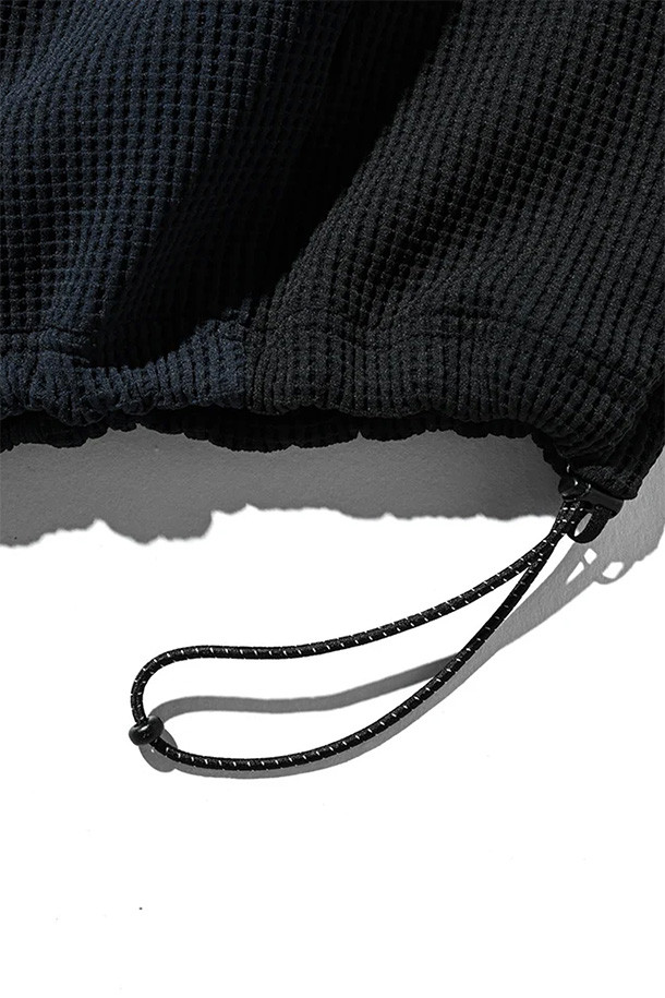 (CLESSTE) 시티 S/S 라이트 써멀 풀오버 - 네이비 X 블랙은 캐주얼, 스포티, 미니멀 스타일을 모두 아우르는 남성용 반소매 상의입니다. 봄, 여름 시즌에 적합하며, 가볍고 부드러운 폴리에스테르 소재로 제작되어 편안한 착용감을 선사합니다. 라운드넥 디자인에 레귤러핏으로 제작되었으며, 드로우스트링 밑단 처리로 활동성을 더했습니다. 무지 패턴의 네이비와 블랙 컬러 조합은 어떤 스타일에도 쉽게 매치할 수 있으며, 높은 복원력과 구김이 잘 가지 않는 실용성을 갖춘 제품입니다.
