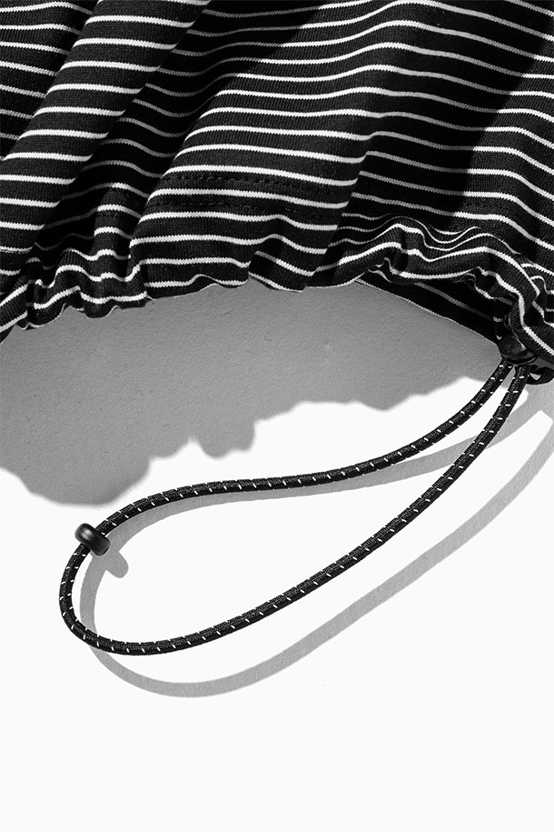 (CLESSTE) "C" 스트라이프 매시브 티셔츠 (블랙 X 화이트)는 남녀 모두 착용 가능한 캐주얼 및 스트릿 스타일의 오버핏 반소매 티셔츠입니다. 블랙과 화이트 컬러의 스트라이프 패턴이 돋보이며, 밑단 양쪽에 어저스터가 부착되어 사이즈 조절이 용이합니다. CLESSTE 시그니처 로고가 디자인되어 브랜드의 아이덴티티를 더합니다. 봄, 여름, 가을에 활용하기 좋은, 데일리룩에 포인트를 더해줄 아이템입니다. 미니멀한 스타일 연출에도 적합합니다.
