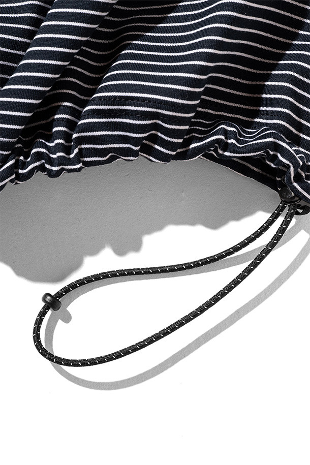 (CLESSTE) "C" 스트라이프 매시브 티셔츠 (네이비 X 화이트)는 스트릿, 캐주얼 스타일을 즐기는 남녀 모두를 위한 오버핏 반소매 티셔츠입니다. 봄, 여름 시즌에 적합하며, 산책룩과 집콕룩 등 편안한 TPO에 잘 어울립니다. 네이비와 화이트 컬러의 스트라이프 패턴이 시원하고 경쾌한 느낌을 주며, CLESSTE 시그니처 심볼 로고로 포인트를 더했습니다. 밑단 양쪽에 어저스터가 부착되어 사이즈 조절이 용이하며, 3XL 빅사이즈까지 폭넓은 선택이 가능합니다.
