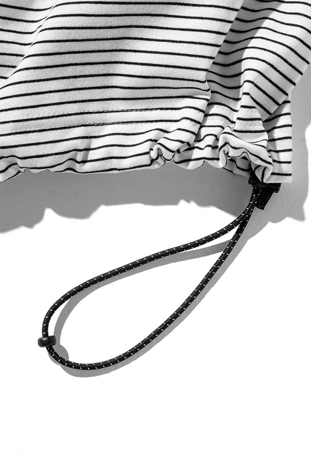 (CLESSTE) "C" 스트라이프 매시브 티셔츠 (화이트 X 블랙)는 남녀 모두 착용 가능한 오버핏 티셔츠입니다. 캐주얼, 스트릿 스타일을 위한 디자인으로, 봄, 여름 시즌에 적합합니다. 밑단 양쪽의 어저스터로 사이즈 조절이 가능하며, CLESSTE 시그니처 심볼 로고가 특징입니다. 3XL 사이즈에 해당하는 넉넉한 빅사이즈로 편안한 착용감을 선사합니다. 화이트와 블랙의 스트라이프 패턴이 돋보이는 반소매 티셔츠입니다.
