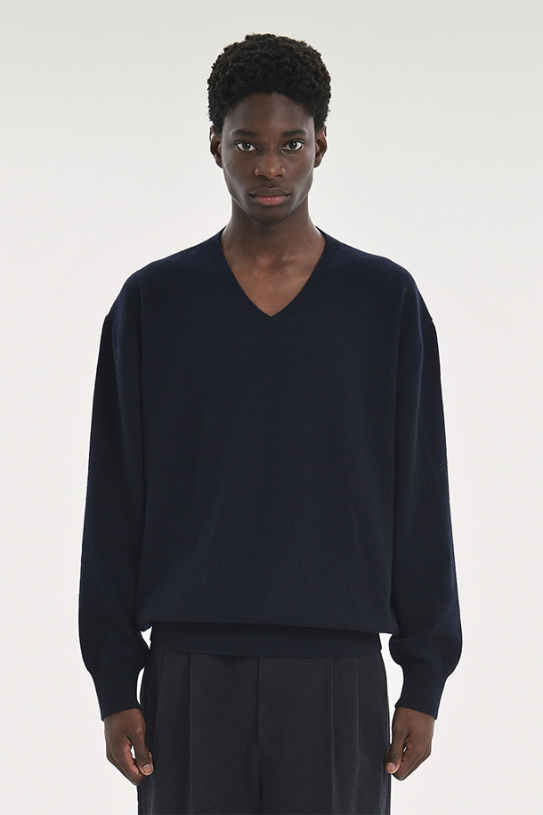 다크 네이비 색상의 Extra Super Fine V넥 니트입니다. 울 100% 소재에 EXTRA SUPER FINE WOOL 원사를 사용하여 부드러운 촉감을 선사합니다. 얇은 두께감으로 가을과 겨울철에 따뜻하게 착용할 수 있으며, 여유로운 핏으로 편안함을 더했습니다. 소매단과 밑단 리브 처리로 디자인의 완성도를 높였으며, 드라이클리닝을 권장합니다. 베이직한 스타일로 겨울 데일리룩, 출근룩, 오피스룩 등 다양한 TPO에 활용하기 좋습니다.

