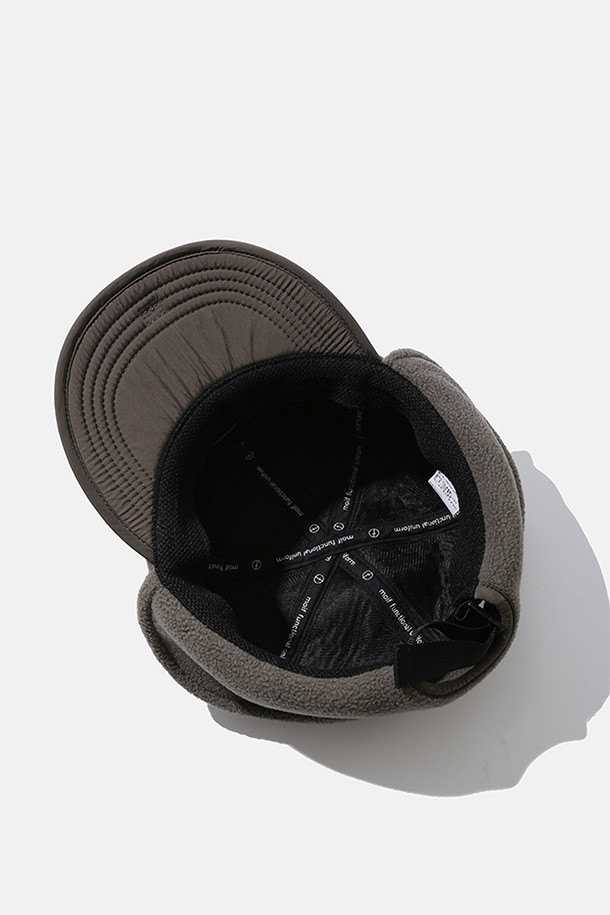 **하이커 트루퍼 캡 - 애쉬 브라운**은 하이킹과 일상생활에서 따뜻함과 스타일을 모두 잡을 수 있는 겨울철 방한 모자입니다. 부드러운 촉감의 플리스 소재와 두꺼운 두께로 뛰어난 보온성을 제공하며, 귀덮개와 버클 디자인이 특징입니다. 폴리에스테르와 나일론 혼방으로 제작되어 흡습, 속건 기능은 물론, 깊은 모자 깊이와 챙 부분의 심볼 라벨이 돋보입니다. 애쉬 브라운 컬러의 무지 디자인으로 캐주얼, 고프코어, 미니멀 스타일의 등산룩과 캠핑룩에 활용하기 좋습니다. 후면 버클 클로저를 통해 사이즈 조절이 가능합니다.
