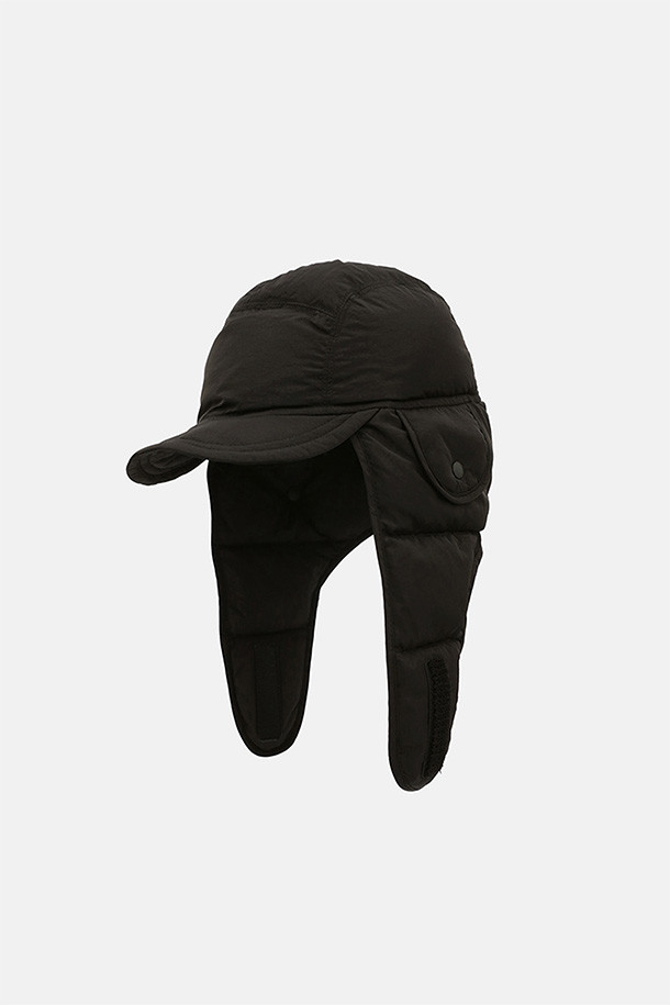 COLD WEATHER INSULATED CAP(콜드 웨더 인슐레이티드 캡) - 블랙은 겨울철 보온에 최적화된 방한모입니다. 깊은 모자 깊이와 두꺼운 두께감으로 뛰어난 보온성을 제공하며, 일상, 아웃도어 활동 모두에 적합합니다. 나일론과 덕다운 소재를 사용하여 가볍고 따뜻하며, 무지 디자인에 벨크로와 스트링으로 사이즈 조절이 용이합니다. 등산, 캠핑, 출근룩 등 다양한 TPO에 캐주얼, 미니멀, 고프코어 스타일을 연출할 수 있습니다. 블랙 컬러로 어떤 의상에도 쉽게 매치하여 따뜻하고 스타일리시하게 겨울을 즐겨보세요.
