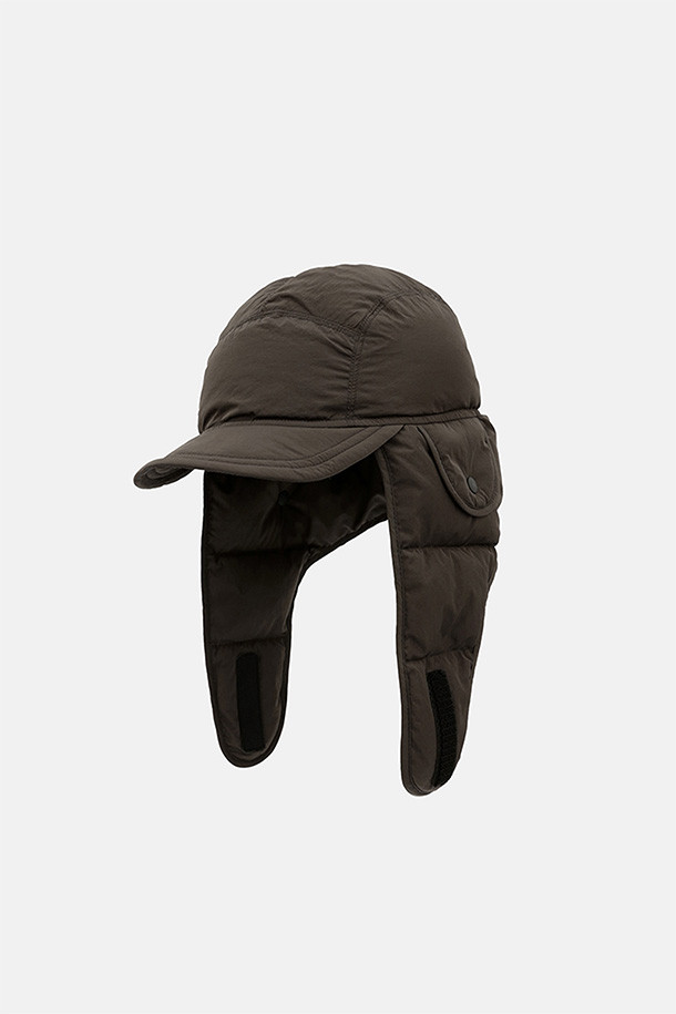 올리브 브라운 색상의 COLD WEATHER INSULATED 캡, 귀달이 모자입니다. 나일론과 덕다운 소재로 제작되어 겨울철 보온성을 극대화합니다. 깊은 모자 깊이와 숏 챙, 두꺼운 두께감으로 혹한기에도 따뜻하게 착용할 수 있습니다. 스트링과 스토퍼 디테일로 사이즈 조절이 용이하며, 귀덮개가 있어 찬 바람을 효과적으로 막아줍니다. 등산룩, 캠핑룩, 산책룩 등 다양한 아웃도어 활동은 물론, 캐주얼, 고프코어, 미니멀 스타일에도 잘 어울립니다.

