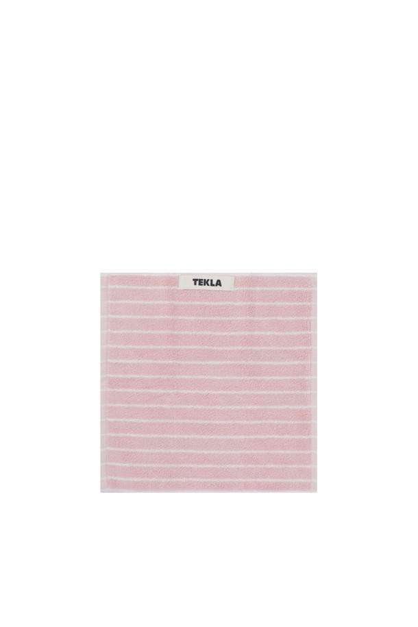 테리 워시클로스 (핀 스트라이프) 30x30 - 쉐이디드 핑크 스트라이프는 부드러운 면 소재로 제작된 욕실용 수건입니다. 핑크색 바탕에 핀 스트라이프 패턴이 적용되어 산뜻한 디자인을 자랑합니다. 흡습성이 뛰어나 실용적이며, 행거 루프가 부착되어 편리하게 걸어 보관할 수 있습니다. 꼼꼼한 더블 스티치와 모서리 마감 처리로 내구성을 높였으며, Oeko-Tex® Standard 100 인증을 받아 안심하고 사용할 수 있습니다. 30x30cm 크기로 욕실에서 사용하기 적합합니다.
