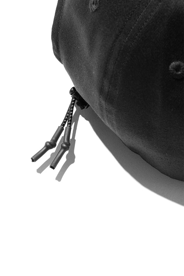 C ACTIVE CITY CAP 003 - BLACK X WHITE는 남녀 모두 착용 가능한 캡모자입니다. 블랙과 화이트 색상 조합으로, 봄, 여름, 가을에 착용하기 좋으며, 중간 챙 넓이와 로고 패턴이 특징입니다. 6패널 디자인에 반사 재질 스트레치 코드가 디자인 장식으로 더해졌으며, 50-61cm 사이즈 조절이 가능합니다.