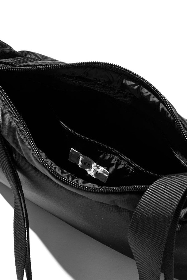 (CLESSTE) 홀리데이 백 미니 - 블랙은 미니멀하고 캐주얼한 스타일을 추구하는 여성 고객을 위한 가방입니다. 가볍고 내구성이 뛰어난 나일론 소재로 제작되었으며, 사각형 디자인에 무지 패턴으로 깔끔함을 더했습니다. 숄더백 또는 크로스백으로 연출 가능하며, 지퍼형 잠금 방식으로 소지품을 안전하게 보관할 수 있습니다. 일상생활에서 휴대폰이나 카메라 등 간단한 소지품을 수납하기에 적합하며, 미니멀한 디자인으로 다양한 스타일에 매치하기 좋습니다.
