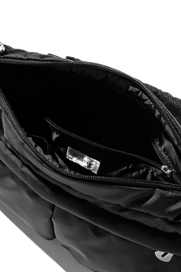 (CLESSTE) 멀티 포켓 홀리데이 백 - 블랙은 여행룩, 캐주얼, 미니멀, 시티보이 스타일을 위한 남성용 가방입니다. 옥스포드 원단으로 제작되어 생활 방수 기능과 경량성을 갖췄으며, 11인치 아이패드 수납이 가능합니다. 다수의 외부 포켓과 4개의 내부 포켓, 지퍼형 잠금 방식으로 실용적인 수납 공간을 제공합니다. 무지 패턴의 사각 가방 디자인에 카라비너 장식이 더해져 세련된 느낌을 선사합니다. 여행 및 일상에서 폭넓게 활용할 수 있는 데일리 백입니다.
