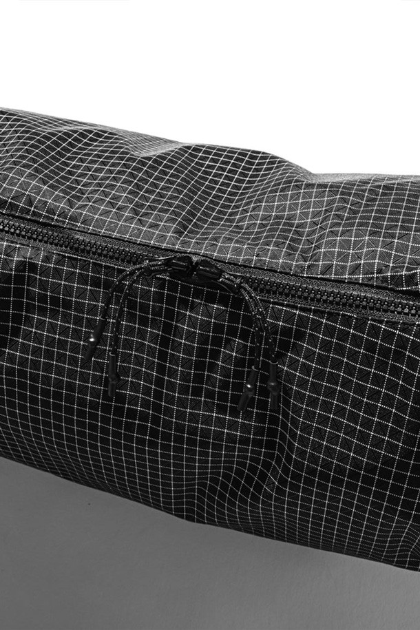 (CLESSTE) 다이네마 2WAY 시스템 숄더백 - 블랙은 미니멀하고 시크한 스타일을 추구하는 남성들을 위한 숄더백입니다. 다이네마 소재를 사용하여 내구성을 높였으며, 반원 형태의 디자인과 블랙 컬러의 조화가 세련된 느낌을 선사합니다. 2WAY 기능으로 숄더백 또는 시스템백으로 활용 가능하며, 체크 패턴이 은은하게 포인트를 더합니다. 가방 내부에는 넉넉한 수납공간이 마련되어 있어, 일상생활에서 필요한 소지품을 효율적으로 보관할 수 있습니다. 지퍼형 잠금 방식으로 내용물을 안전하게 보호하며, 숄더 스트랩으로 편안하게 착용할 수 있습니다.
