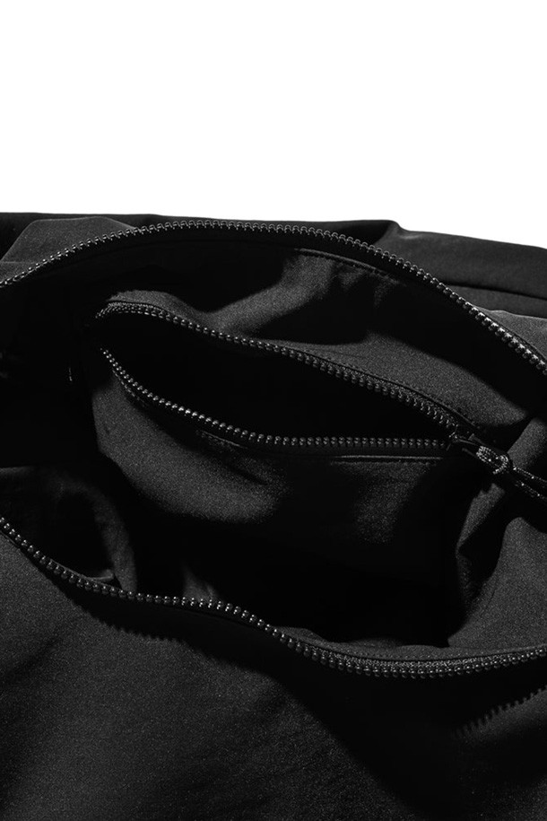 (CLESSTE) 소프트 쉘 시스템 어드저스터 백 - 블랙은 미니멀, 캐주얼, 시크 스타일을 추구하는 남성 고객을 위한 가방입니다. 부드러운 나일론 소재의 반원 형태 크로스백으로, 블랙 색상에 버클 디테일로 포인트를 주었습니다. 가방 내부에는 넉넉한 수납공간이 마련되어 있으며, 스트랩 조절을 통해 편리하게 사이즈를 조절할 수 있습니다. 일상생활에서 다양한 소지품을 안전하고 스타일리시하게 휴대할 수 있는 실용적인 아이템입니다.
