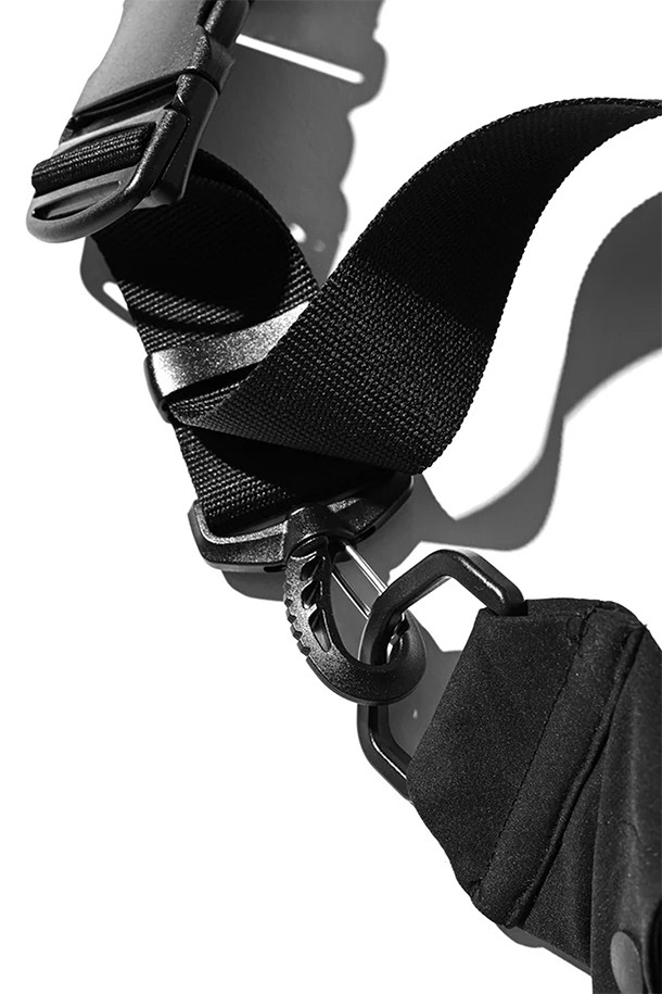 (CLESSTE) 소프트 쉘 2웨이 시스템 숄더백 - 블랙은 미니멀하고 시크한 스타일을 추구하는 남성들을 위한 숄더백입니다. 부드러운 폴리에스테르 소재로 제작되어 고기능성, 신축성, 내구성 및 유연성을 제공합니다. 2WAY 디자인으로 다양한 연출이 가능하며, 노트북 수납 공간을 갖춰 출근룩에 적합합니다. 탈부착 가능한 키링과 2개의 외부 포켓, 내부 지퍼 및 분할 포켓으로 실용성을 더했습니다. 블랙 색상의 무지 디자인에 지퍼형 잠금 방식으로 깔끔함을 더했습니다.
