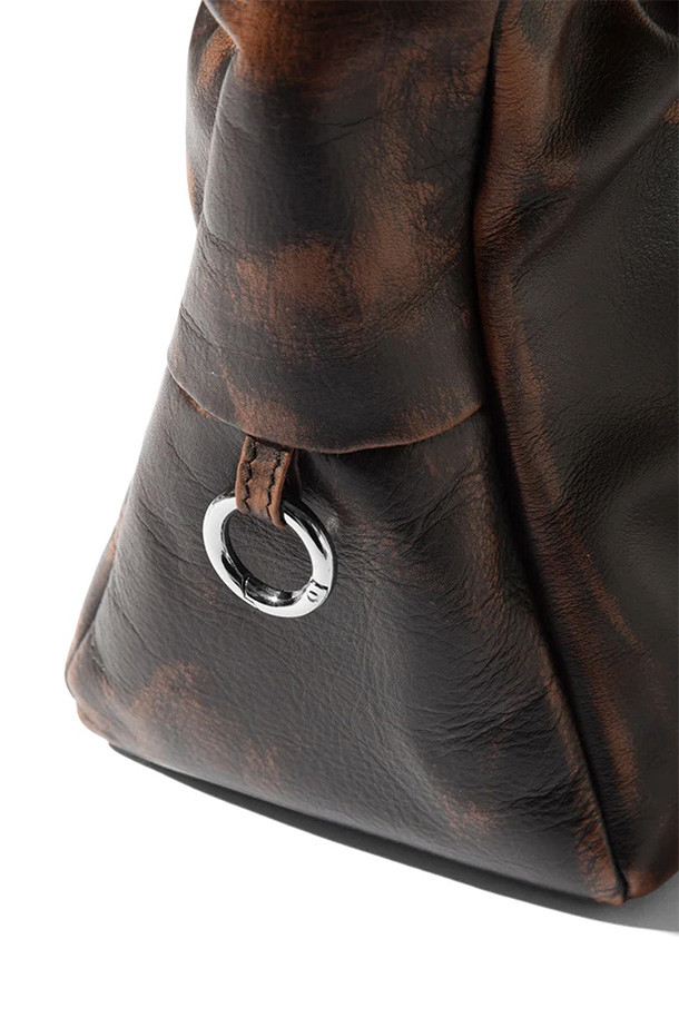 클레스티 빈티지 레더 홀리데이 백 - 브라운은 출근룩과 비즈니스 캐주얼에 어울리는, 클래식하고 미니멀한 스타일의 남성용 가방입니다. 11인치 아이패드 수납이 가능한 미디엄 사이즈의 사각 가방으로, 내부 4개의 포켓과 이어폰 포켓을 갖춰 실용성을 높였습니다. 넉넉한 수납공간과 더불어 마그네틱 잠금 방식과 카라비너 디자인으로 편의성을 더했습니다. 일본산 소가죽을 사용하여 수작업으로 제작되었으며, 브라운 컬러와 무지 패턴이 고급스러운 느낌을 자아냅니다.
