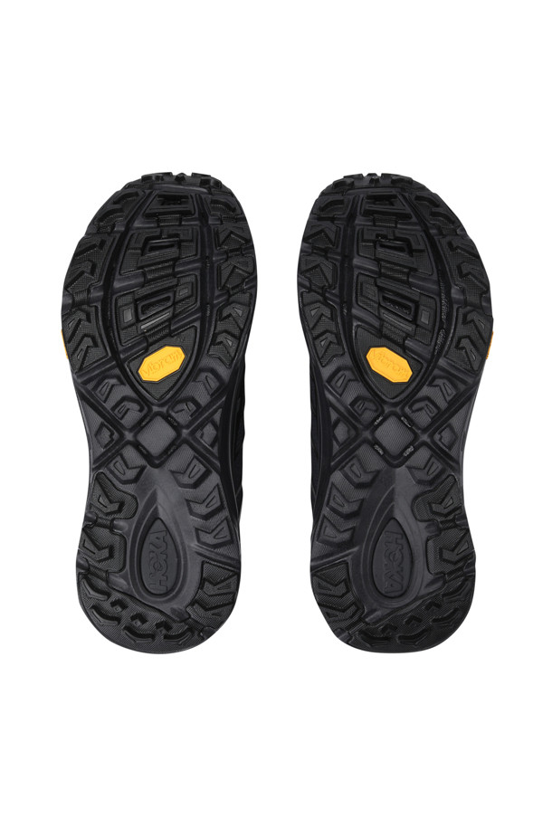 MAFATE THREE2 WORDM (마페이트 쓰리 투 워드엠) - BLACK/OUTER ORBIT은 남성용 운동화로, 하이킹과 트레일러닝에 적합합니다. 블랙 컬러의 라운드 앞코 디자인, 합성가죽 소재, 퀵레이스 신발 여밈, 미드컷 탑라인이 특징입니다. 압축 성형 EVA 미드솔과 Vibram® Megagrip 아웃솔을 사용하여 강력한 접지력을 제공하며, 쿠셔닝 기능을 갖춰 활동성을 높였습니다. 고프코어, 스포티, 캐주얼 스타일의 등산룩, 러닝룩, 캠핑룩에 잘 어울립니다.
