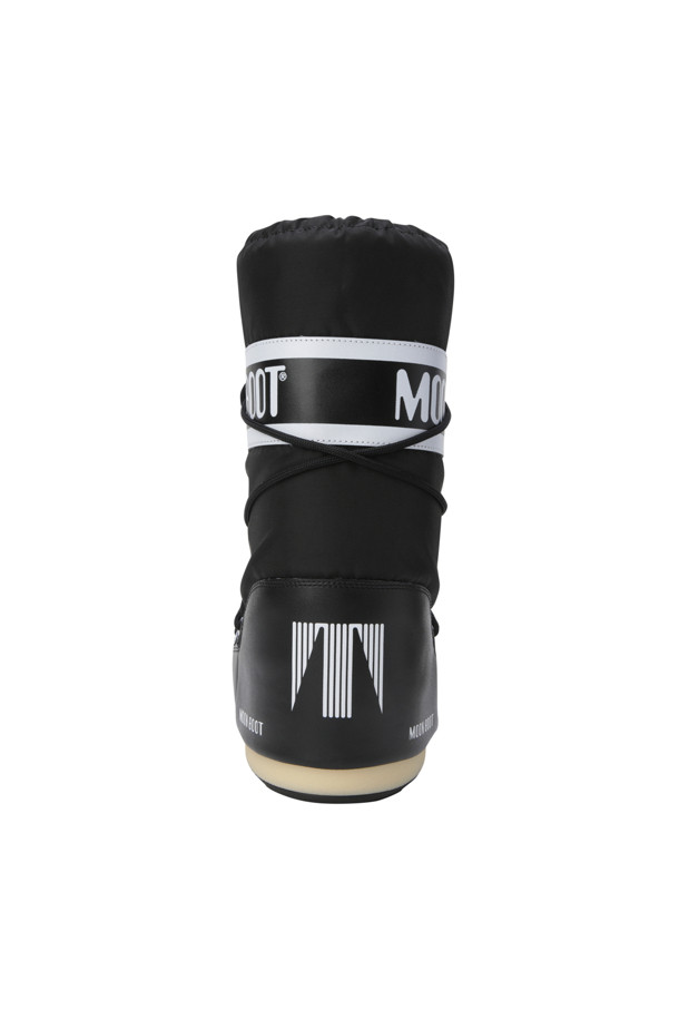 엠비 아이콘 나일론 부츠 - 블랙은 유아동을 위한 겨울 부츠입니다. 발수 기능의 나일론, PVC, 고무 소재로 제작되었으며, 무지 패턴에 레이스업 방식의 신발 끈으로 착용감을 조절할 수 있습니다. 실버톤 메탈 아일릿과 교차형 튜브 레이스가 특징이며, 미끄럼 방지 고무 트레드 밑창으로 안전성을 높였습니다. 일상, 산책, 동네 마실룩 등 다양한 겨울 데일리룩에 캐주얼, 미니멀, 고프코어 스타일로 연출하기 좋습니다. 방수 및 미끄럼 방지 기능을 갖춰 활동적인 아이들에게 적합합니다.
