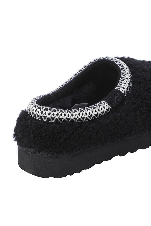 (UGG) 타즈만 맥시 컬리 - 1158356 BLACK는 여성용 슬리퍼/뮬 제품입니다. 블랙 색상으로, 가을과 겨울에 따뜻하게 신을 수 있습니다. 1.25인치 플랫폼 굽에 라운드 앞코 디자인이며, 10mm 곱슬곱슬한 양털 가죽 소재, 스웨이드, EVA 소재를 사용하여 편안함과 내구성을 높였습니다. 안감은 양털이며, 브레이드 패턴이 특징이며 오픈형으로 제작되었습니다. 집콕룩, 겨울 데일리룩, 산책룩 등 다양한 TPO에 미니멀, 캐주얼, 클래식 스타일로 연출하기 좋습니다.
