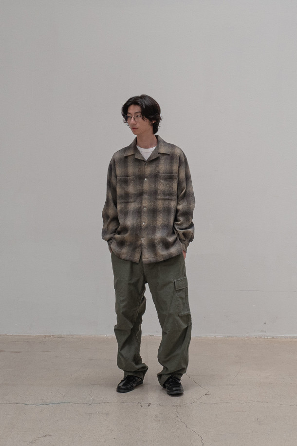 빈티지 텍스처 오픈 칼라 셔츠 - 그레이는 가을, 겨울 시즌에 어울리는 클래식하고 빈티지한 무드의 셔츠입니다. 부드러운 촉감의 울과 면 혼방 소재로 제작되었으며, 선염 체크 패턴이 돋보입니다. 오픈 칼라 디자인과 긴 소매, 자개 단추, 옆 트임 디테일이 특징이며, 축융 트윌 원단을 사용하여 고급스러움을 더했습니다. 데이트룩, 가을 나들이룩, 겨울 데일리룩 등 다양한 TPO에 맞춰 클래식, 미니멀, 캐주얼 스타일로 연출하기 좋습니다.
