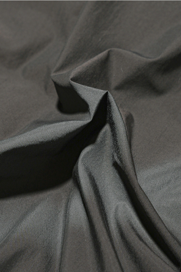 GOOSE DOWN MIL 베스트 - 차콜은 겨울철 캐주얼룩을 완성하는 데일리 아이템입니다. 밀리터리 무드를 담은 베이직한 디자인에, 무지 패턴과 차콜 컬러로 어떤 옷에도 쉽게 매치할 수 있습니다. 구스다운 충전재를 사용하여 보온성을 높였으며, 밑단 스트링 조절과 암홀 밴딩 디테일로 활동성을 더했습니다. 겉감은 면, 폴리에스테르, 나일론 혼방으로 부드러운 촉감을 자랑하며 생활 발수 기능까지 갖춰 실용적입니다. 산책이나 여행 시, 스타일리시하고 따뜻하게 착용할 수 있는 레귤러핏 베스트입니다.
