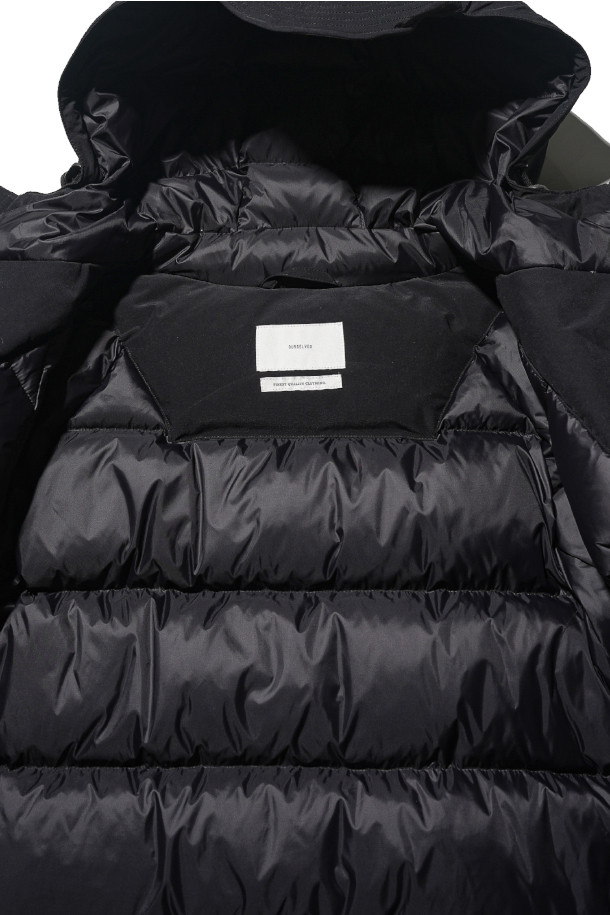 블랙 컬러의 구스다운 스목 파카입니다. 릴랙스 핏으로 제작되었으며, 일상, 가벼운 액티브웨어, 그리고 여행 시에도 활용 가능합니다. 고밀도 폴리에스테르와 나일론 혼방 소재에 발수 가공을 더해, 겨울철 추위와 눈, 비로부터 신체를 보호합니다. 90:10 비율의 구스다운 충전재를 사용하여 보온성을 극대화했으며, 영국 해군 유니폼에서 영감을 얻은 디자인에 실용적인 포켓 디테일을 더했습니다. 클래식하면서도 모던한 무드를 연출하며, 풀오버 스타일의 두꺼운 긴소매 파카입니다.
