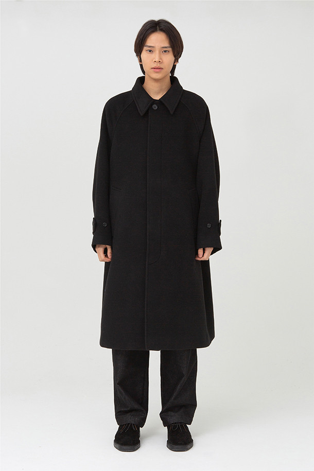 발마칸 코트 - 블랙은 호주산 파인 램스울을 사용하여 부드러운 촉감을 선사하며, 가을과 겨울 시즌에 적합한 두꺼운 두께감으로 제작되었습니다. 래글런 소매와 웰트 포켓, 안주머니, 칼라 비조 디테일이 돋보이는 발마칸 코트입니다. A라인 핏에 무지 패턴, 롱 기장으로 클래식하고 베이직한 스타일을 연출합니다. 버튼 여밈 방식의 블랙 컬러 코트로, 출근룩, 겨울 데일리룩, 비즈니스 캐주얼 등 다양한 TPO에 활용 가능합니다. 미니멀하고 시크한 스타일을 선호하는 남성분들께 추천합니다.
