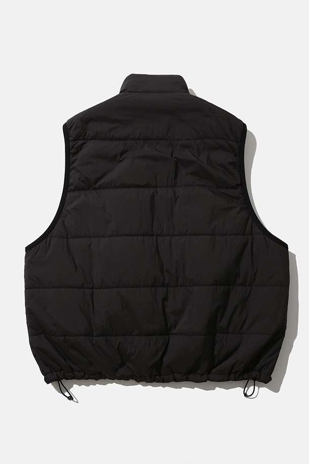 리버서블 퍼프 베스트 - 블랙/에크루는 남성용 아우터 베스트입니다. 캐주얼, 스포티, 미니멀한 스타일을 모두 아우르며, 가을과 겨울 두 계절에 걸쳐 데일리룩, 산책룩, 여행룩에 폭넓게 활용할 수 있습니다. 블랙과 에크루, 두 가지 컬러로 출시되어, 리버서블 디자인으로 한 벌로 두 가지 스타일을 연출할 수 있습니다. 루즈핏에 지퍼형 여밈 방식, 스탠드 카라, 지퍼 포켓, 사이드 포켓, 밑단 스토퍼, 그리고 신슐레이트 충전재를 적용하여 보온, 방수, 통기 기능을 제공합니다. 나일론 소재로 제작되어 두꺼운 두께감을 자랑합니다.
