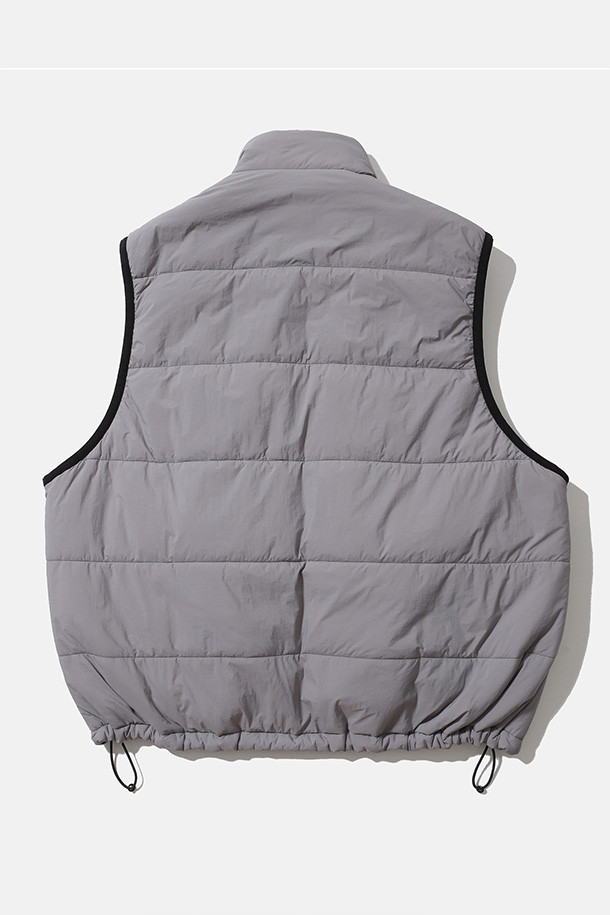 **REVERSIBLE PUFF VEST - CLOUD GRAY/NAVY (리버서블 패딩 베스트 - 클라우드 그레이/네이비)**

클라우드 그레이와 네이비 컬러 양면으로 착용 가능한 남성용 리버서블 패딩 베스트입니다. 가을, 겨울 시즌에 적합하며, 캐주얼 및 스포티 스타일을 연출할 수 있습니다. 넉넉한 루즈핏으로 편안한 착용감을 제공하며, 지퍼형 여밈과 스탠드 카라 디자인으로 보온성을 높였습니다. 방수, 보온, 통기 기능에 신슐레이트 충전재를 사용하여 한겨울에도 따뜻하게 입을 수 있습니다. 일상, 산책, 여행 등 다양한 TPO에 활용하기 좋은 아이템입니다.
