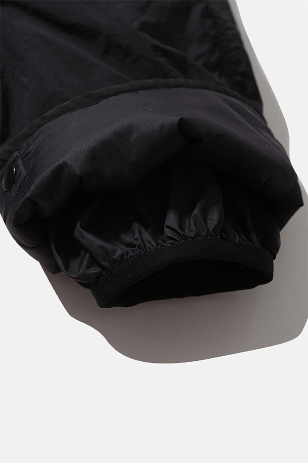 밀 라이너 재킷 - 블랙은 밀리터리 스타일과 캐주얼 무드를 동시에 느낄 수 있는 공용 라이너 재킷입니다. 두껍고 부드러운 나일론, 폴리에스테르 혼방 소재로 제작되어 간절기부터 겨울까지 따뜻하게 착용 가능하며, 루즈핏으로 편안한 착용감을 선사합니다. V넥 라인, 2웨이 지퍼, 다양한 포켓 디테일, 밑단 스토퍼, 이중 소매 커프스 및 신슐레이트 충전재가 적용되어 보온, 방풍, 경량, 통기 기능을 갖췄습니다. 겨울 데일리룩, 여행룩, 캐주얼, 미니멀, 워크웨어 스타일을 즐겨 입는 분들께 추천합니다.
