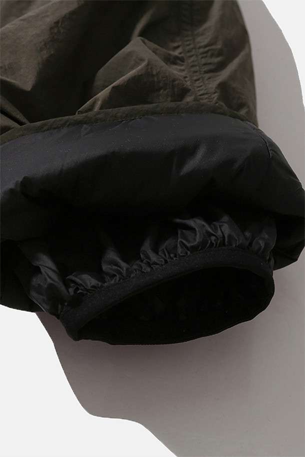 밀 라이너 재킷 - 스톤은 일상, 아웃도어 활동에 적합하며 간절기와 겨울에 따뜻하게 착용할 수 있는 남성용 라이너 재킷입니다. 부드러운 촉감의 나일론과 폴리에스터 혼방 소재에 두꺼운 두께감으로 제작되어 보온성과 방풍 기능을 제공합니다. 루즈핏 디자인에 V넥 라인, 2웨이 지퍼, 지퍼 가슴 포켓, 패치 포켓, 밑단 스토퍼 등 밀리터리 스타일의 디테일을 더했습니다. 신슐레이트 충전재와 이중 소매 커프스로 보온성을 높였으며, 가볍고 통기성이 뛰어나 편안하게 착용 가능합니다. 캐주얼, 미니멀, 클래식 스타일을 즐겨 입는 분들께 추천합니다.
