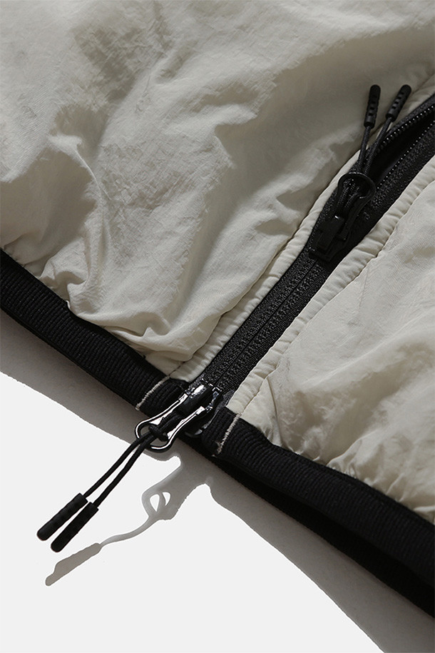 따뜻함과 스타일을 모두 갖춘 DOUBLE-ZIP INSULATED PARKA - 오이스터입니다. 부드러운 메탈릭 크링클 나일론 겉감과 보온성이 뛰어난 신슐레이트 충전재로 제작되어 한겨울 추위에도 끄떡없습니다. 2웨이 지퍼, 워머 포켓, 메쉬 가리개, 바인딩 처리된 밑단과 소매단 등 섬세한 디테일이 돋보이며, 오버핏 디자인으로 편안한 착용감을 선사합니다. 캐주얼, 미니멀, 고프코어 스타일을 즐기는 분들께 겨울철 데일리룩, 산책룩, 여행룩으로 추천합니다. 방풍 및 통기 기능으로 쾌적함까지 더했습니다.

