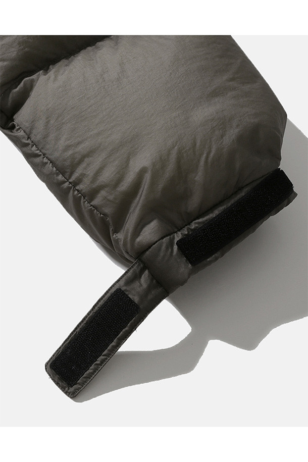 SHADOW PUFFER DOWN PARKA - 쉬어 올리브는 일상, 아웃도어 활동은 물론 여행과 캠핑, 등산 시에도 유용한 다운 파카입니다. 톤 다운된 올리브 컬러에 무지 디자인으로 어떤 스타일에도 쉽게 매치할 수 있으며, 캐주얼, 스포티, 고프코어 스타일을 연출하기 좋습니다. 구스다운 90:10 충전재와 FP800+의 높은 필파워, 방풍 및 발수 기능으로 뛰어난 보온성을 제공하며 경량 설계로 활동성을 높였습니다. 루즈핏으로 편안한 착용감을 선사하며, 양방향 지퍼, 높은 카라, 다양한 포켓, 벨크로 소매 조절 및 밑단 스토퍼 디테일로 기능성을 더했습니다. 겨울철 추위 속에서도 스타일과 따뜻함을 모두 놓치지 마세요.
