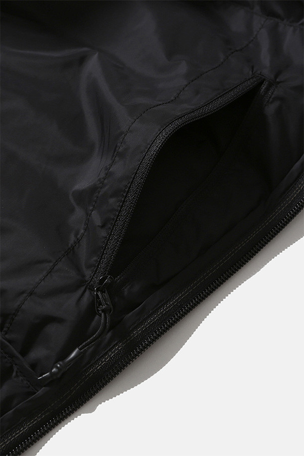 HELIUM 다운 재킷 - 시어 올리브는 겨울철 추위를 막아줄 공용 다운자켓입니다. 캐주얼, 미니멀 스타일을 즐기는 분들께 적합하며, 출근룩과 여행룩에 모두 활용할 수 있습니다. 90:10 구스다운 충전재와 FP800+ 등급의 뛰어난 보온성을 자랑하며, 방풍, 발수 기능으로 변덕스러운 날씨에도 끄떡없습니다. 루즈핏으로 편안한 착용감을 선사하며, 양방향 지퍼, 지퍼 포켓, 내부 지퍼 포켓, 신축성 있는 소매 커프스, 밑단 스토퍼 등의 디테일로 실용성을 더했습니다. 부드러운 촉감의 나일론 소재를 사용하여, 매일 입고 싶은 데일리 아우터가 되어줄 것입니다.
