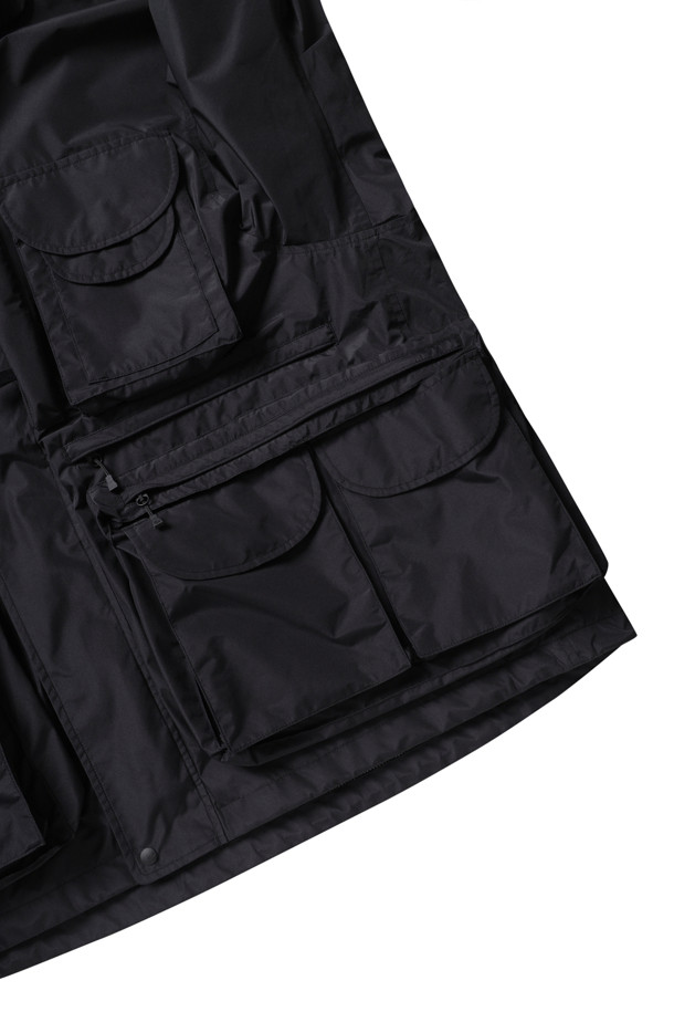 **고어텍스 윈드스토퍼 퍼펙트 피싱 재킷 - 블랙**

남성용 고어텍스 윈드스토퍼 소재의 블랙 재킷입니다. 방수 및 방풍 기능을 갖춰 낚시, 캠핑, 여행 등 다양한 야외 활동에 적합하며, 일상에서도 스타일리시하게 착용할 수 있습니다. 스포티하고 밀리터리한 무드를 동시에 연출하며, 레귤러 핏에 집업 스타일로 편안하게 착용 가능합니다. 후드 수납이 가능하며, 다수의 포켓이 있어 수납성을 높였습니다. 봄, 가을, 겨울, 세 계절 모두 활용할 수 있는 두꺼운 두께감의 재킷입니다.
