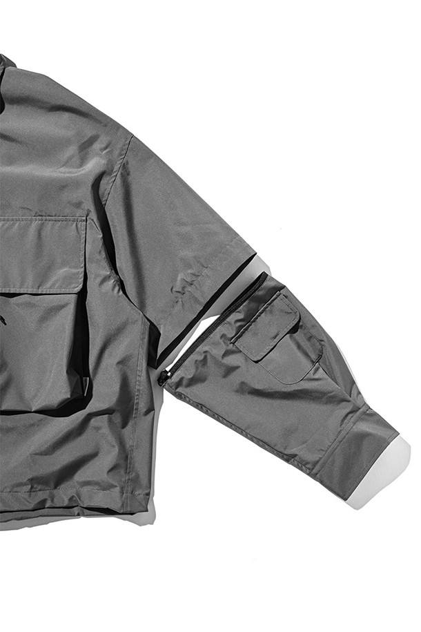 (CLESSTE) 고어텍스 랩스 디태처블 웨이딩 셔츠 재킷 - 그래파이트 그레이는 남성용 셔츠 재킷으로, 고어텍스 소재를 사용하여 방풍, 투습, 발수 기능을 갖췄습니다. 소매 분리가 가능하여 긴 소매와 반소매 두 가지 스타일로 연출할 수 있으며, 가슴 포켓과 칼라 턱 스트랩 디테일이 돋보입니다. 레귤러핏으로 제작되어 아웃도어 활동뿐만 아니라 일상에서도 스포티하고 미니멀한 스타일을 연출할 수 있습니다. 봄, 여름 시즌에 여행, 캠핑, 등산 시 착용하기 좋은 아이템입니다.
