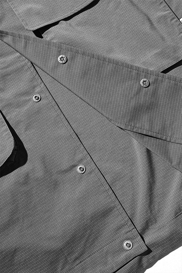 (CLESSTE) GRAPH CHECK WADING S/S 셔츠 재킷은 차콜과 블랙 컬러의 체크 패턴이 돋보이는 남성용 셔츠 자켓입니다. 봄, 여름 시즌에 적합하며, 캐주얼, 스포티한 스타일을 연출합니다. 루즈핏의 레귤러 기장으로 편안하게 착용 가능하며, 스탠드업 칼라와 가슴 플랩 포켓, 드로우스트링으로 실루엣 조절이 용이합니다. 여행룩이나 휴가룩에 활용하기 좋으며, 미니멀한 스타일 연출에도 적합합니다. 반소매 디자인으로 활동성을 높인 얇은 두께의 셔츠형 아우터입니다.
