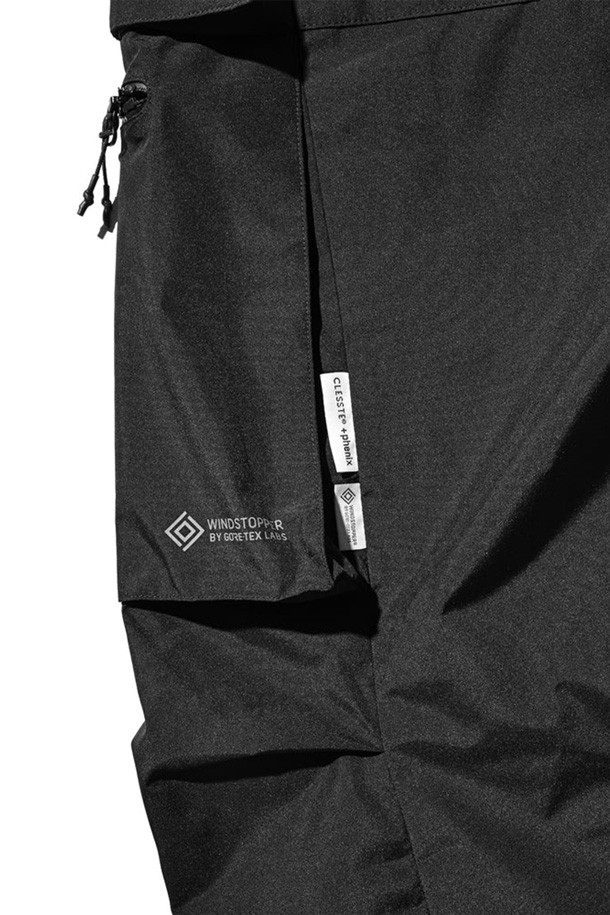 (CLESSTE) GTX CITY MILITARY CURVE PANTS - BLACK는 남성용 밀리터리 팬츠입니다. 방수 기능이 뛰어난 GTX 소재를 사용하여 잦은 비에도 쾌적함을 유지하며, 두꺼운 두께감으로 겨울철에도 따뜻하게 착용할 수 있습니다. 루즈핏으로 제작되어 편안한 착용감을 제공하며, 카고 포켓 디테일이 밀리터리 스타일을 더합니다. 여행룩, 캠핑룩, 스트릿, 고프코어 및 미니멀 스타일 연출에 적합한 블랙 컬러의 긴바지입니다.
