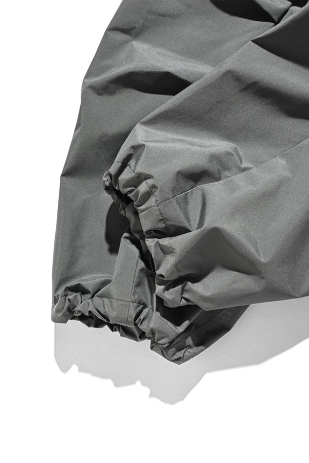 (CLESSTE) GTX CITY 밀리터리 커브 팬츠 - 그래파이트 그레이는 남성용 밀리터리 팬츠입니다. 일상, 아웃도어 활동에 적합하며, 봄, 가을, 겨울 계절에 착용하기 좋습니다. 루즈핏으로 편안함을 강조하며, 무지 디자인에 두꺼운 두께감과 뻣뻣한 촉감의 나일론 소재를 사용했습니다. 카고 포켓과 테크니컬 소재가 특징이며, 캐주얼, 스트리트, 워크웨어 스타일을 연출할 수 있습니다.
