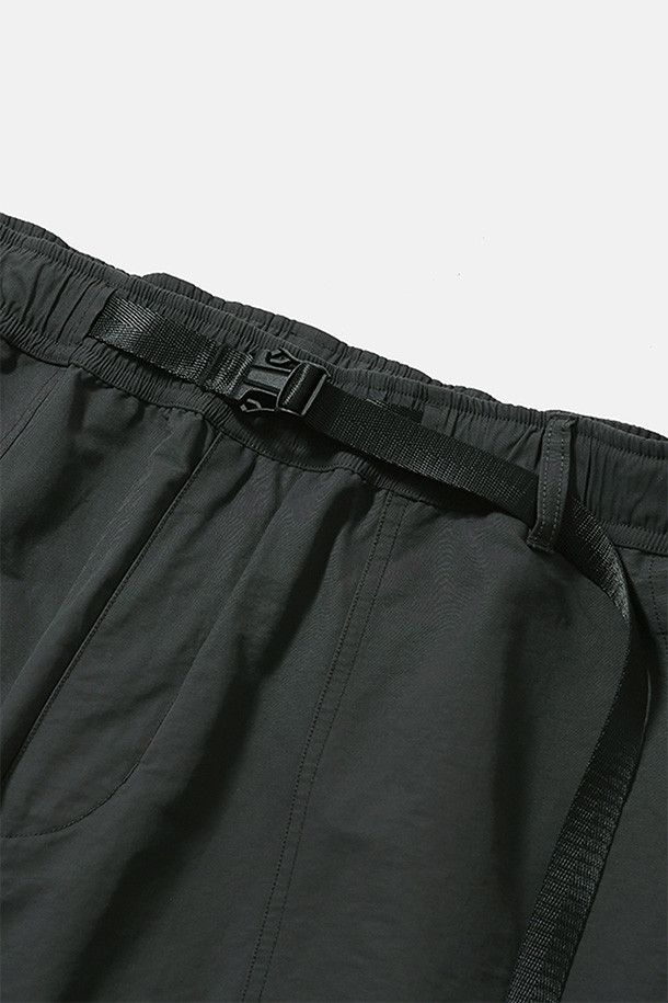 오버 서플라이 팬츠 - 차콜입니다. 면과 나일론 혼방 소재로 제작되어 봄, 가을에 착용하기 좋은 남성용 밀리터리 팬츠입니다. 루즈핏으로 편안한 착용감을 제공하며, 허리 벨트와 밑단 스트링으로 핏 조절이 용이합니다. 사이드 지퍼 포켓, 패치 포켓, 스냅 여밈 포켓 등 다양한 수납 공간을 갖췄으며, 무릎 턱 디테일과 자석 버클이 디자인의 포인트를 더합니다. 일상, 여행, 가을 나들이 등 다양한 TPO에 맞춰 캐주얼, 미니멀, 워크웨어 스타일을 연출해보세요.
