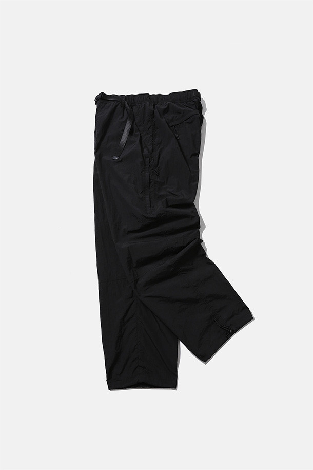 유틸리티 하이킹 라인드 팬츠 - 블랙은 남성용 긴바지로, 가을과 겨울에 적합한 두꺼운 두께감의 팬츠입니다. 나일론과 면 혼방 소재에 기모 안감으로 보온성을 높였으며, 루즈핏으로 편안한 착용감을 제공합니다. 허리 벨트 조절, 지퍼 포켓, 거셋 디테일, 밑단 스트링, 내장형 이밴드 등 하이킹과 아웃도어 활동에 유용한 기능들을 갖추었습니다. 스포티, 캐주얼 스타일 연출이 가능하며 등산, 캠핑, 겨울철 데일리룩에 활용하기 좋습니다.
