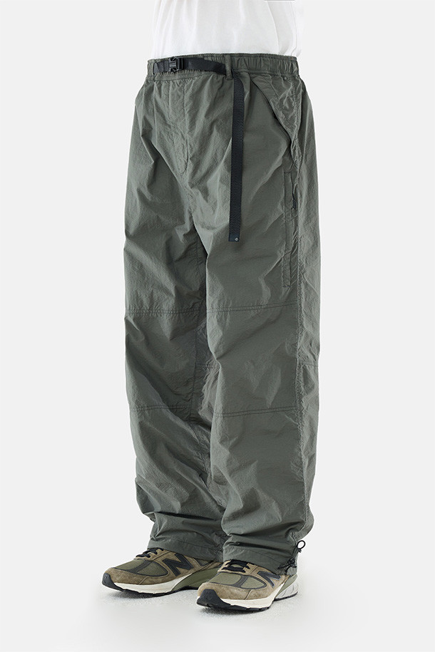 유틸리티 하이킹 라인드 팬츠 - 올리브는 남성용 긴바지로, 가을과 겨울에 착용하기 좋은 두꺼운 두께감의 방수 보온 바지입니다. 올리브 컬러의 무지 디자인에 루즈핏으로 편안한 착용감을 제공하며, 아웃도어 및 캐주얼 스타일을 연출할 수 있습니다. 하이킹, 아웃도어, 일상 활동에 적합하며, 지퍼 포켓, 허리 벨트, 거셋 디테일, 밑단 스트링, 내장형 이밴드 등의 다양한 기능과 디테일을 갖추고 있습니다. 등산, 캠핑, 가을 나들이룩에 어울리는 워크웨어, 고프코어 스타일의 캐주얼 팬츠입니다. 나일론과 면 혼방 소재에 기모 안감으로 보온성을 높였습니다. 허리 밴딩으로 사이즈 조절이 용이합니다.
