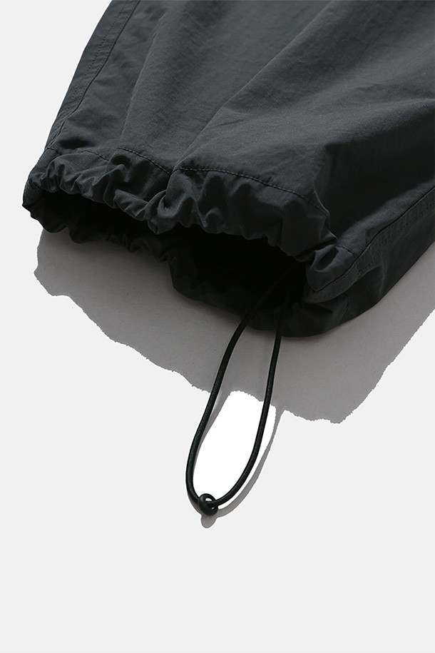 SIMO LINED PANTS - 차콜은 스위스 군 저격수 군복을 기반으로 제작된 남성용 라인드 팬츠입니다. 겨울철 일상과 밀리터리 스타일을 모두 만족시키는 이 바지는 두꺼운 두께감과 발열 안감으로 뛰어난 보온성을 제공합니다. 루즈핏으로 편안한 착용감을 선사하며, 허리 벨트, 밑단 스트링 조절 기능으로 사이즈를 맞춤 조절할 수 있습니다. 플랩 포켓과 스냅 여밈 디테일이 특징이며, 워크웨어, 캐주얼, 미니멀 스타일 모두 소화 가능한 활용도 높은 아이템입니다. 차콜 색상의 무지 패턴으로 어떤 상의와도 쉽게 매치하여 겨울 데일리룩, 캠핑룩을 연출할 수 있습니다.
