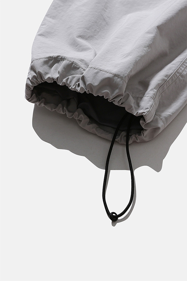 SIMO LINED PANTS - OYSTER (시모 라인드 팬츠 - 오이스터)는 남성용 바지로, 스위스 군 저격수 군복을 베이스로 제작되어 밀리터리 스타일을 연출합니다. 두꺼운 두께감과 발열 안감으로 겨울철에도 따뜻하게 착용 가능하며, 루즈핏으로 편안한 착용감을 제공합니다. 허리 벨트, 밑단 스트링, 내장형 이밴드, 패치 포켓 등 다양한 디테일이 돋보이며, 일상, 여행, 산책 등 다양한 TPO에 활용 가능합니다. 나일론과 면 혼방 소재에 무지 패턴으로 워크웨어, 미니멀, 클래식 스타일을 모두 소화합니다.
