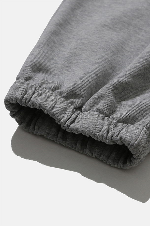 남성용 'BAGGY SWEAT PANTS (배기 스웻 팬츠) - 헤더 그레이'입니다. 부드러운 면과 폴리에스테르 혼방 소재로 제작되어 편안한 착용감을 선사하며, 봄, 가을, 겨울 모두 활용 가능합니다. 넉넉한 배기핏과 루즈핏으로 편안함을 강조하고, 두꺼운 두께감으로 보온성을 더했습니다. 허리 부분에는 내장형 밴딩과 스트링이 있어 조절이 용이하며, 사이드 및 후면 포켓으로 실용성을 높였습니다. 캐주얼, 스포티, 미니멀 스타일을 소화하며 집콕룩, 산책룩, 캠핑룩 등 다양한 TPO에 활용하기 좋습니다.
