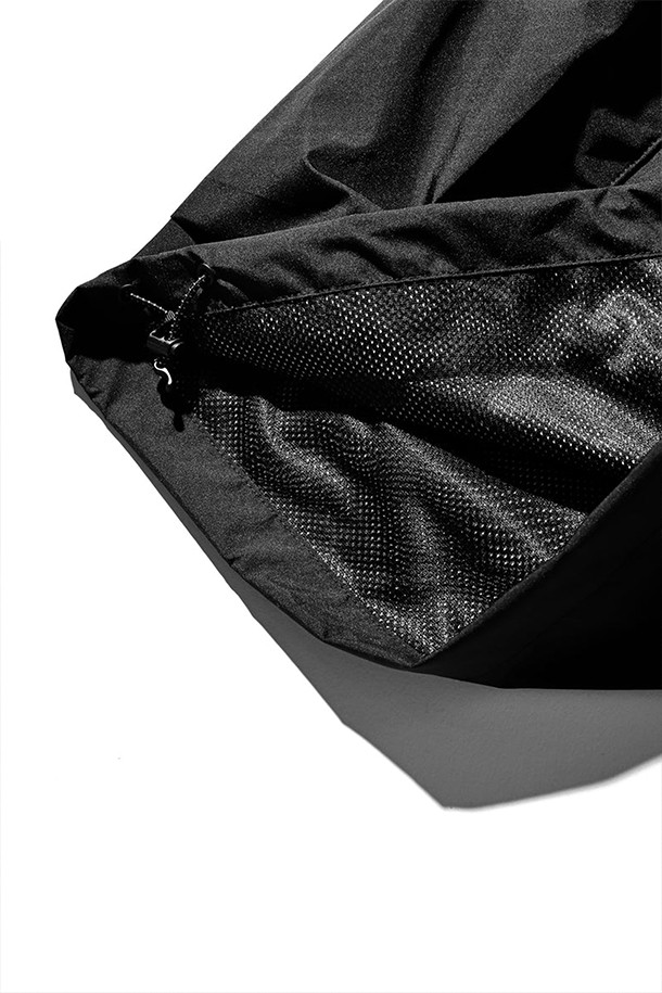 (CLESSTE) 고어텍스 랩스 시티 밀리터리 하프 팬츠 002 - 블랙은 봄, 여름 시즌에 적합한 남성용 하프 팬츠입니다. 고어텍스 소재를 사용하여 방풍, 투습, 발수 기능을 갖추어 쾌적함을 유지하며, 밀리터리 & 스포티 스타일을 연출합니다. 카고 팬츠 위에 덧입는 오버 팬츠 디자인으로 옆선 앞쪽 비틀림 디테일이 특징이며, 허리 고무밴드와 드로코드, 밑단 조절 장치로 편안한 착용감을 제공합니다. 레귤러핏으로 제작되었으며, 여행룩, 캠핑룩, 고프코어 및 미니멀, 스포티 스타일을 즐기는 분들에게 적합합니다.
