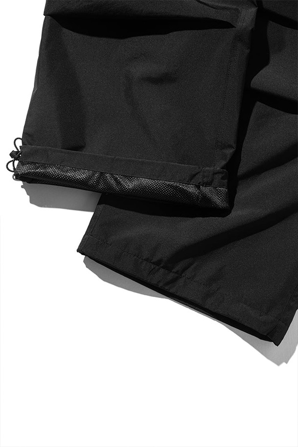 (CLESSTE) 고어텍스 랩스 시티 밀리터리 팬츠 001 - 블랙은 일상과 아웃도어 활동에 적합한 남성용 카고 팬츠입니다. 블랙 컬러의 무지 디자인으로, 봄, 가을, 겨울 계절에 착용하기 좋습니다. 고어텍스 소재를 사용하여 방풍, 투습, 발수 기능을 갖추었으며, 레귤러 핏으로 편안한 착용감을 제공합니다. 카고 포켓, 지퍼 디테일, 드로코드, 오버팬츠 스타일을 더해 밀리터리 무드와 스트릿 스타일을 동시에 연출할 수 있습니다. 여행룩, 캠핑룩, 캐주얼, 고프코어, 스트리트 스타일을 즐기는 분들께 추천합니다.
