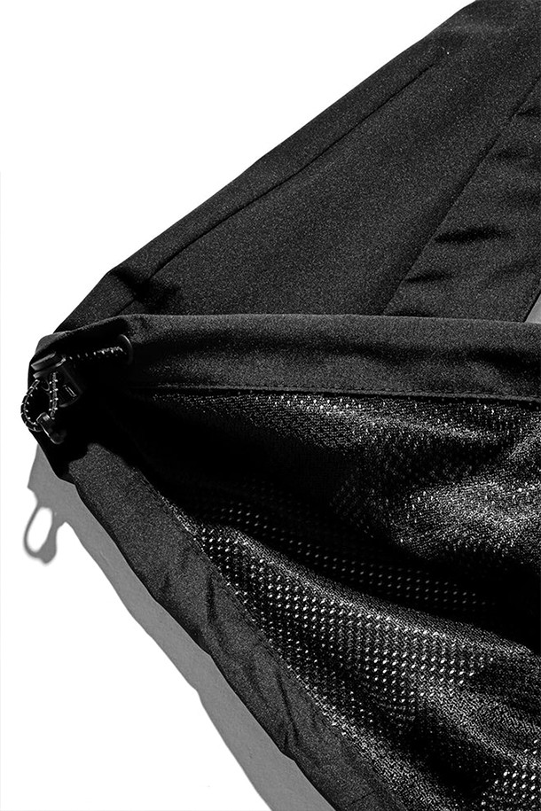 (CLESSTE) 고어텍스 랩스 테크 매시브 트위스티드 하프 팬츠 - 블랙은 남녀 공용으로, 일상과 아웃도어 활동 모두에 적합한 하프 기장의 바지입니다. 고어텍스 소재를 사용하여 방풍, 투습, 발수 기능을 갖추었으며, 봄, 여름, 가을 계절에 착용하기 좋습니다. 루즈핏과 벌룬핏의 넉넉한 핏으로 편안함을 제공하며, 10개의 포켓과 허리 고무밴드, 내부 끈 디테일로 실용성을 더했습니다. 로우라이즈부터 하이웨스트까지 다양한 스타일로 연출 가능하며, 스포티, 미니멀, 고프코어 스타일을 즐기는 분들께 추천합니다.
