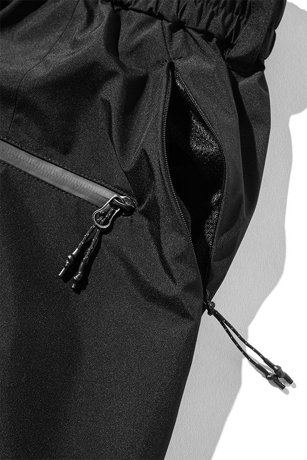 (CLESSTE) 고어텍스 랩스 테크 매시브 트위스티드 팬츠 - 블랙은 방풍, 투습, 발수 기능을 갖춘 고어텍스 소재의 긴 바지입니다. 일상과 아웃도어 활동 모두에 적합하며, 봄, 가을, 겨울 계절에 착용하기 좋습니다. 와이드 및 벌룬 핏의 루즈핏으로, 곡선형 입체 패턴과 측면 다트 디테일이 특징입니다. 10개의 포켓, 허리 고무밴드와 내부 끈으로 편안한 착용감을 제공하며, 로우라이즈부터 하이웨스트까지 다양한 스타일 연출이 가능합니다. 등산룩, 캠핑룩, 출근룩 등 어떤 TPO에도, 고프코어, 스트리트, 미니멀 스타일과도 잘 어울립니다.
