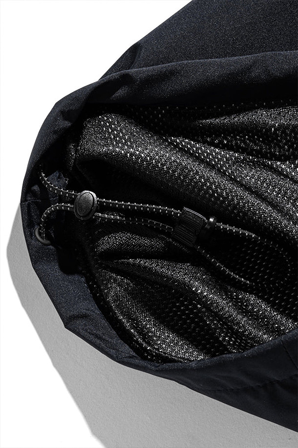 (CLESSTE) 고어텍스 랩스 테크 매시브 트위스티드 팬츠 - 네이비는 방풍, 투습, 발수 기능을 갖춘 고어텍스 소재의 남녀 공용 팬츠입니다. 일상, 하이킹 등 다양한 활동에 적합하며, 봄, 가을, 겨울 계절에 착용하기 좋습니다. 와이드 벌룬 핏에 루즈핏으로 편안함을 더했으며, 10개의 포켓, 허리 고무밴드, 내부 끈 디테일이 있습니다. 곡선형 입체 패턴과 측면 다트 디테일로 테크니컬하고 스포티한 스타일을 연출하며, 로우라이즈부터 하이웨스트까지 다양한 핏으로 착용 가능합니다. 등산룩, 캠핑룩, 여행룩, 고프코어 및 미니멀 스타일을 즐기는 분들께 추천합니다.
